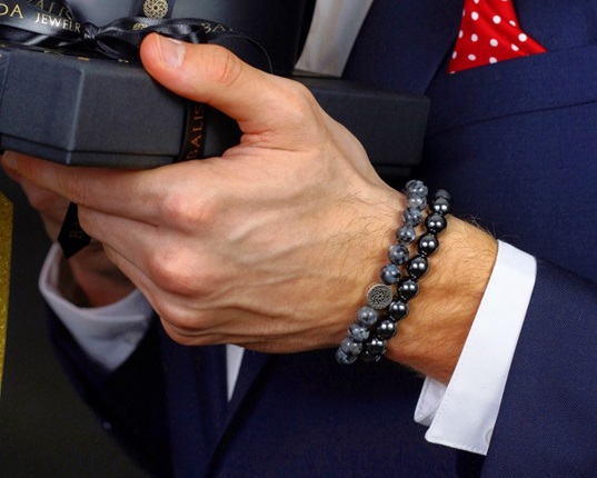 Smart Women Offer Men’s Beaded Bracelets Jewelry as a Gift